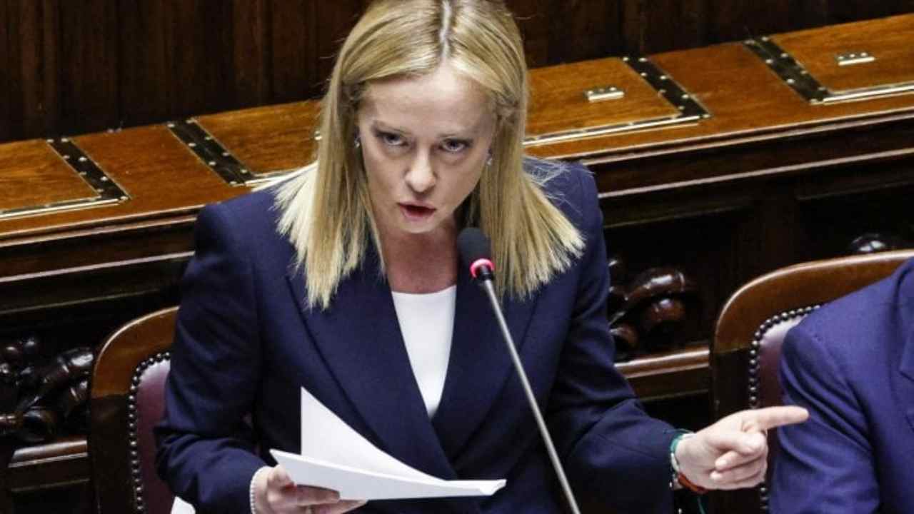 Giorgia Meloni abolisce il reddito di cittadinanza