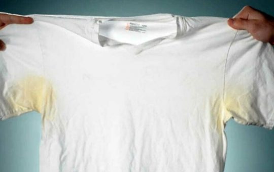 Come eliminare le macchie di sudore